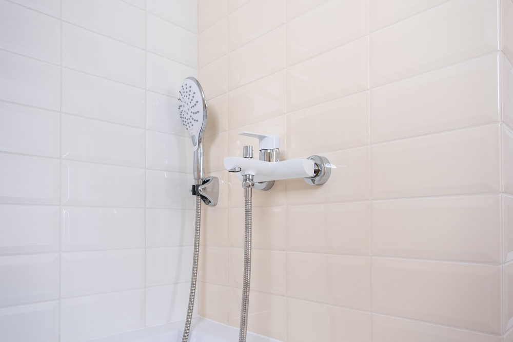 Držák na sprchu bez vrtání