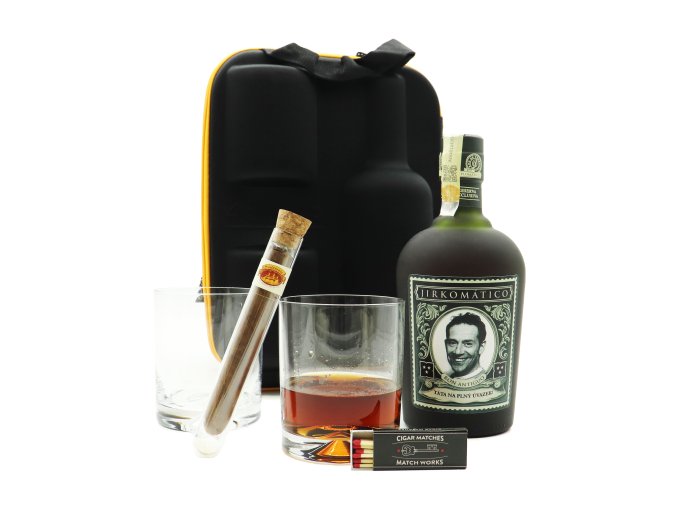 Diplomático s whiskovými sklenčkami