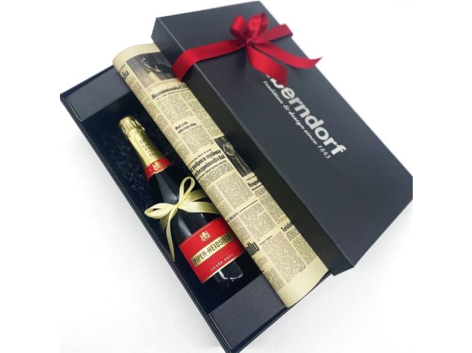 sada na sabrage a noviny ze dne narození