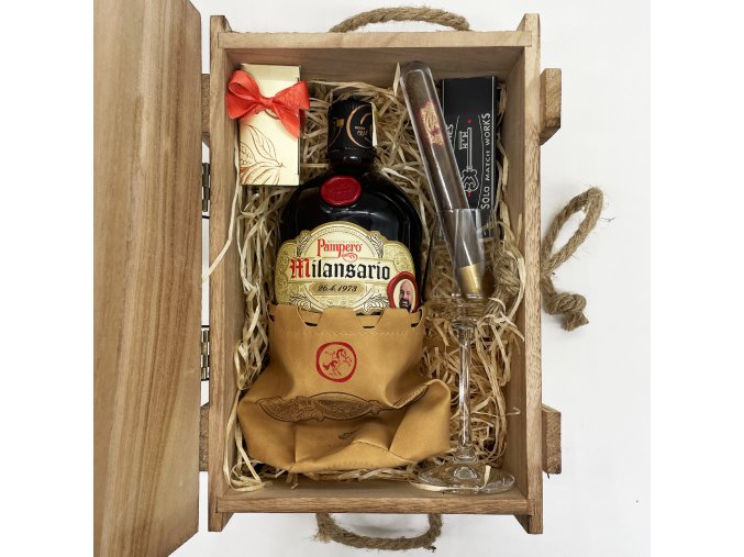 Pampero rum s vlastní etiketou . Wood box pro gentlemany