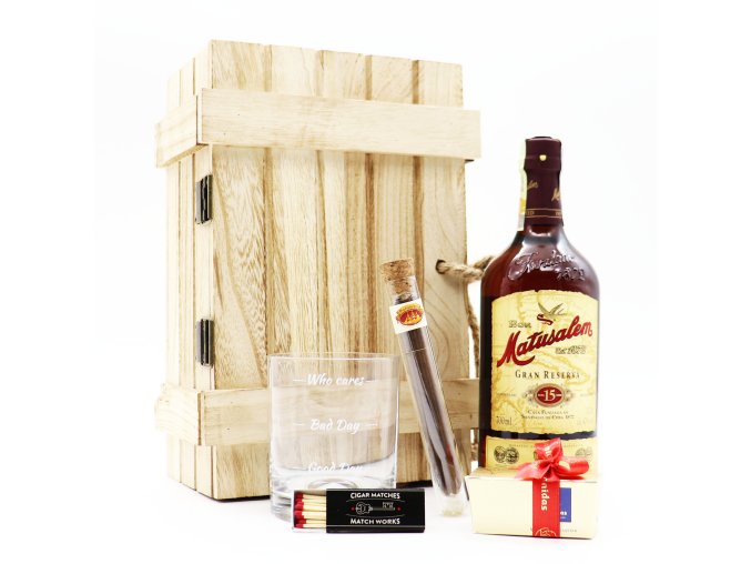 Matusalem rum s vlastní etiketou . Wood box "starý jako Metuzalém"