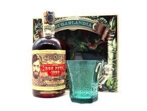 Don Papa s vlastní etiketou v dárkovém balení se skleničkou