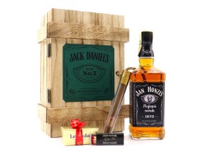 Jack Daniel's "Old No 7" . Tennessee whisky s vlastní etiketou