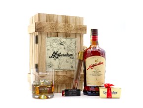 Matusalem rum s vlastní etiketou . Wood box "starý jako Metuzalém"