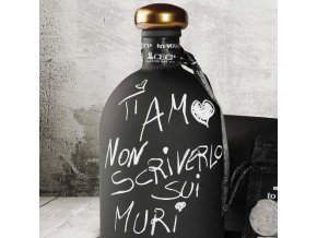 Lambrusco se vzkazem . Bílé na černém