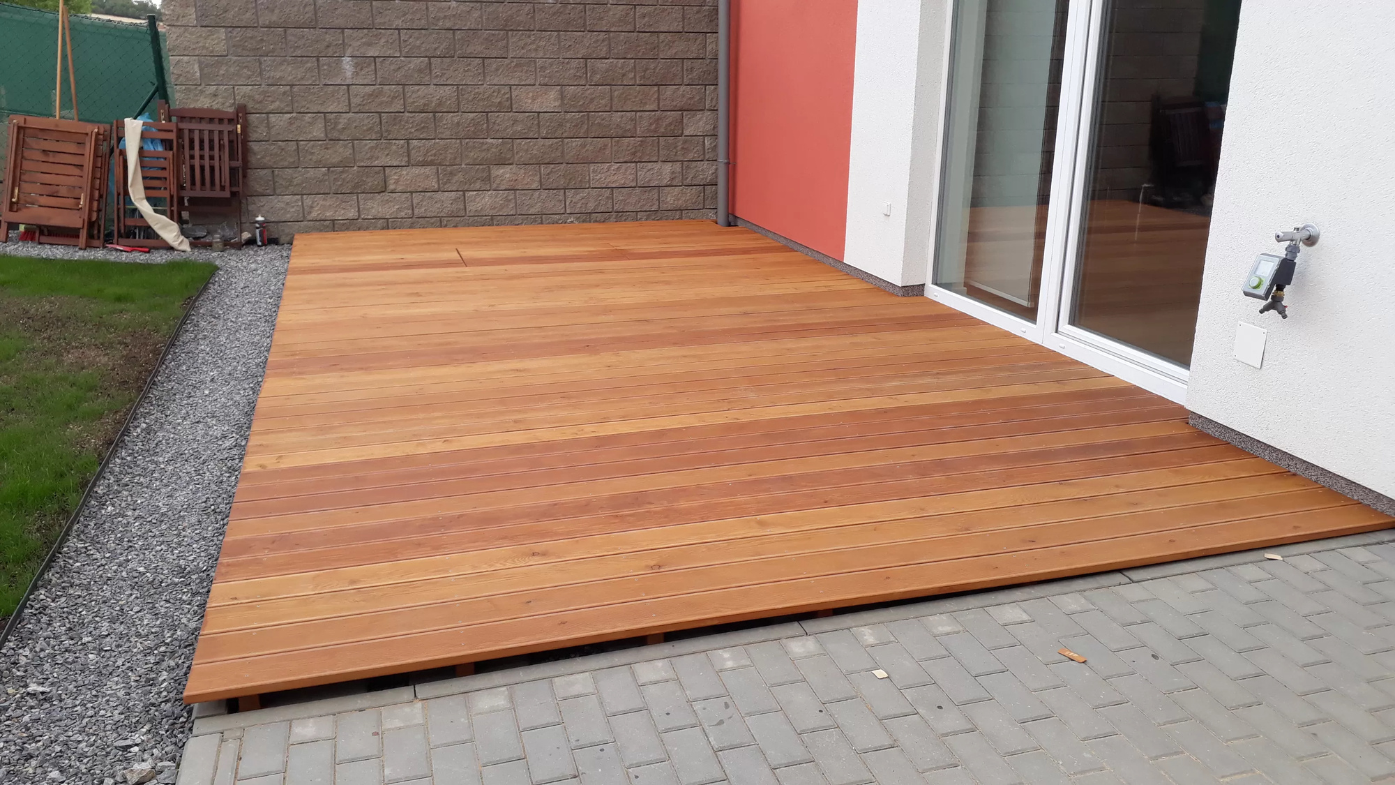 Stavba terasy ze sibiřského modřínu