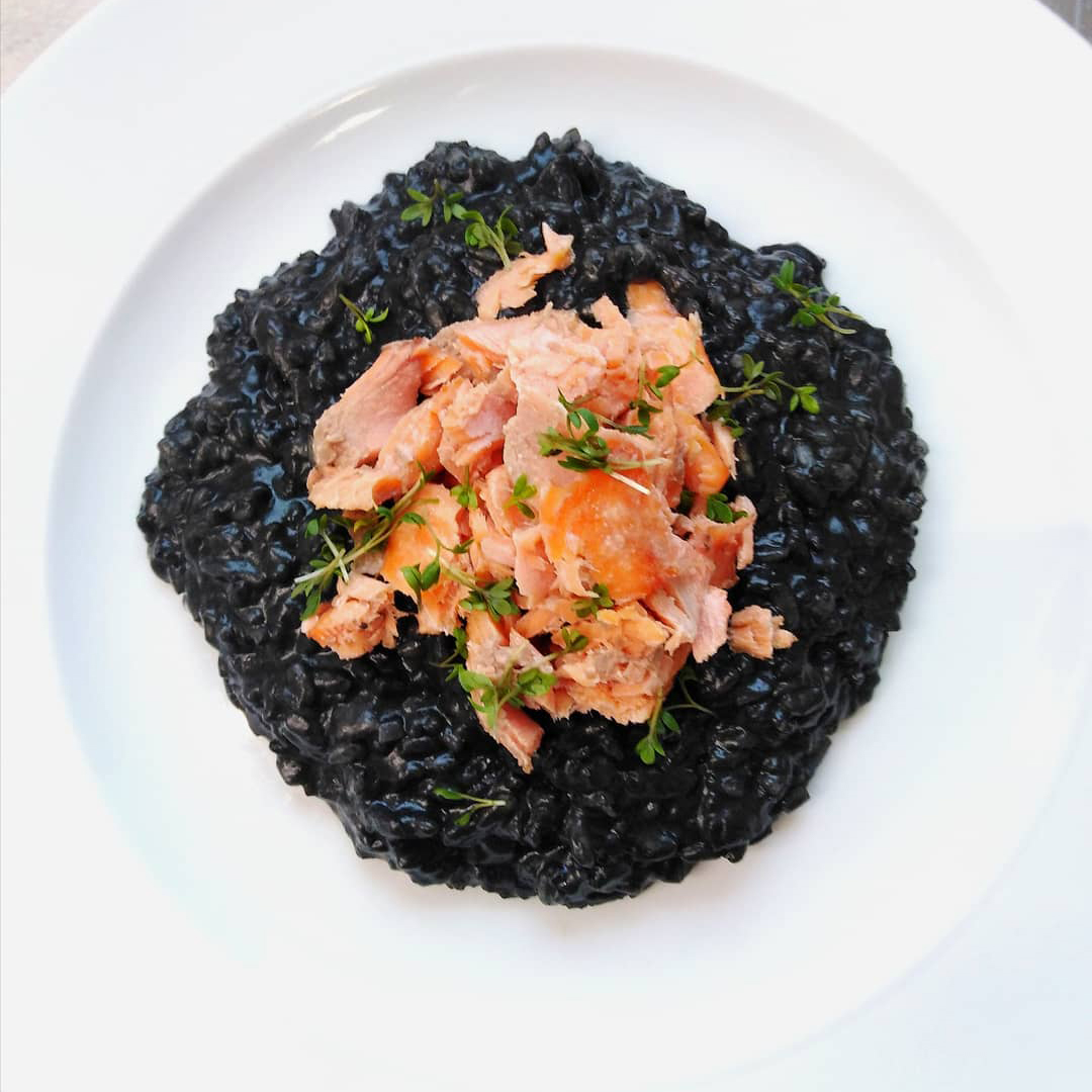 Recept: Risotto nero s trhaným lososem