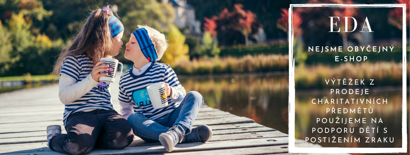 Děti sedí na molu a pijí z hrnečků EDA