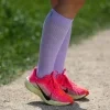 4977 6 kompresni podkolenky eleven activepulse lilac na noze