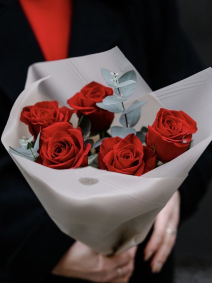 Červené růže s eukalyptem