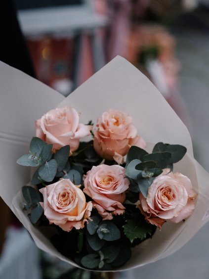 Růžové růže s eukalyptem