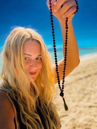 MANTRA JE FREKVENČNÍ MEDICÍNA. můžeme si pouštět Solfeggieho frekvence, můžeme opakovat afirmace, ale z osobní zkušenosti...