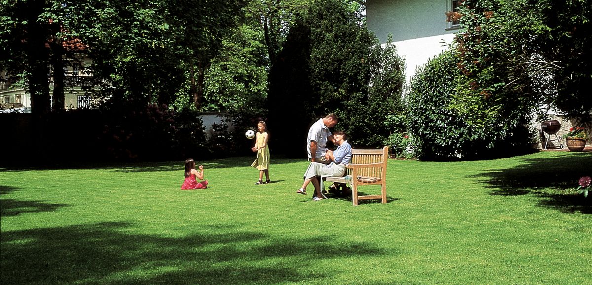 spokojena_rodina_travnik