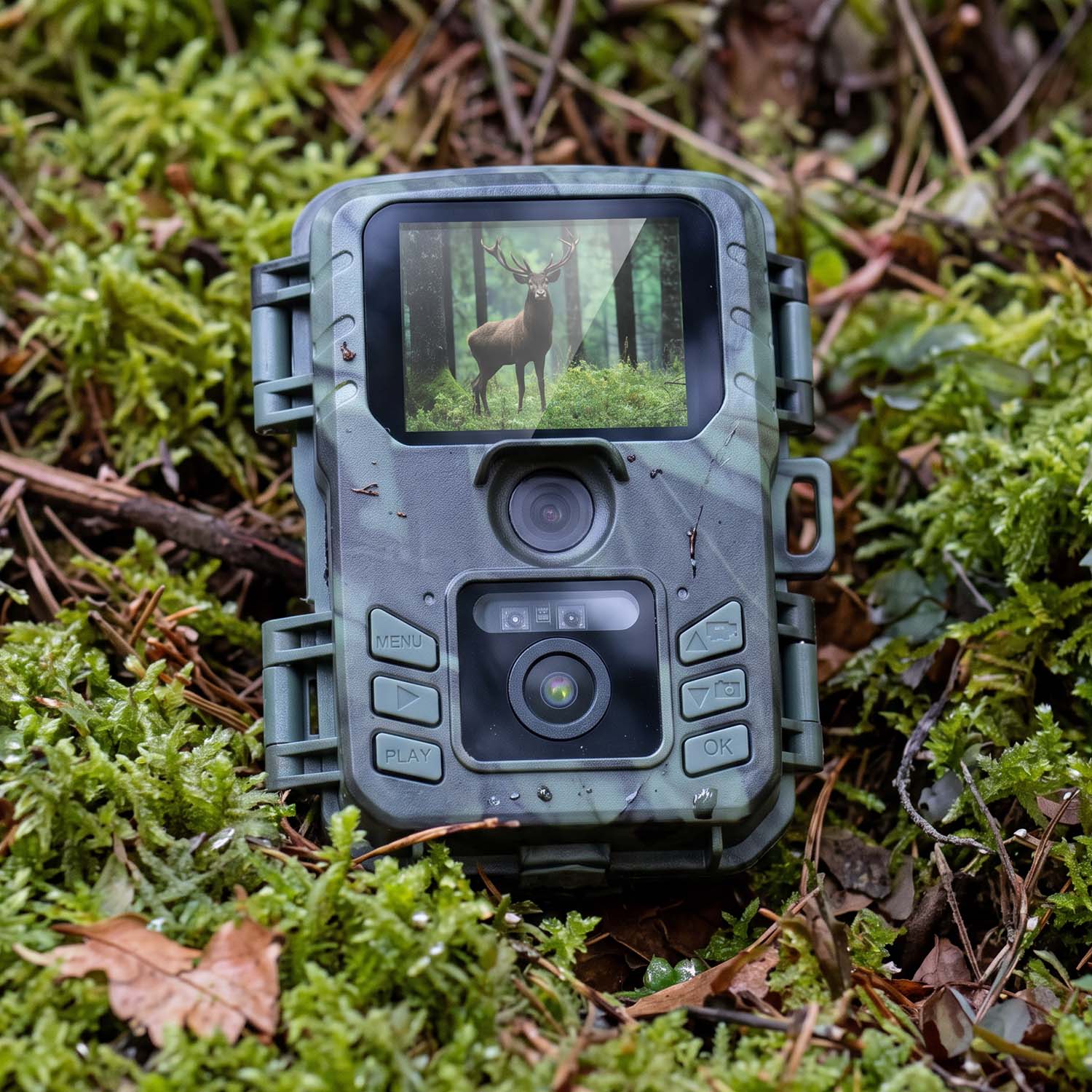 EVOLVEO StrongVision Mini LCD otevřená v lesním prostředí