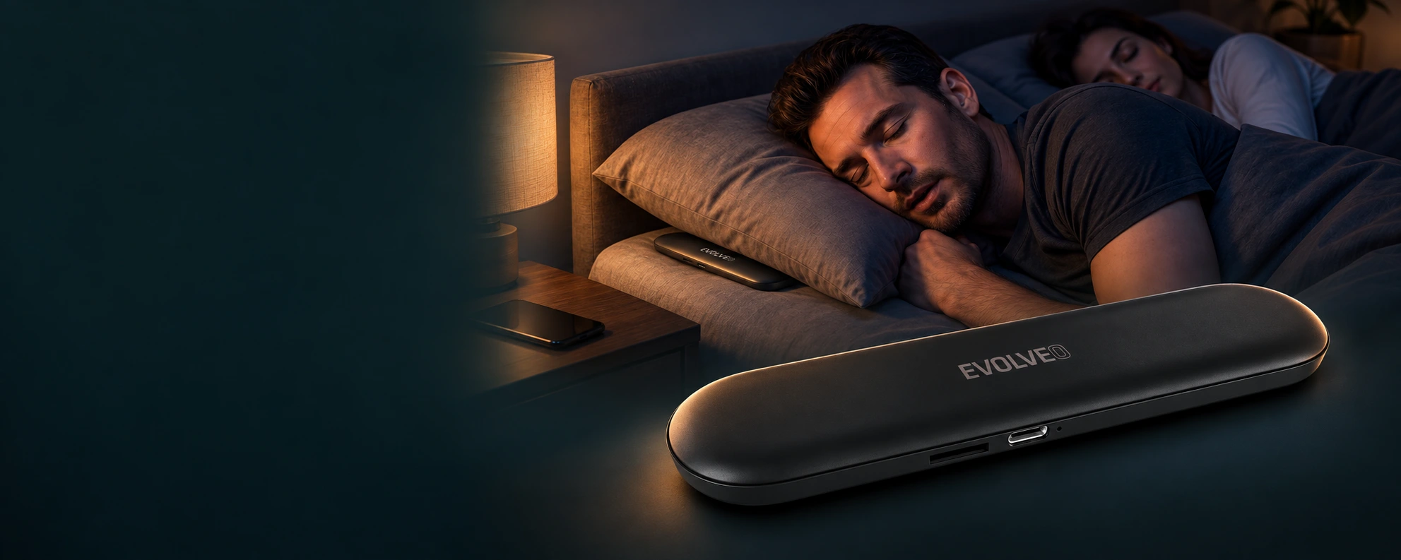 EVOLVEO XSleep: černý reproduktor a pár odpočívající s reproduktorem pod polštářem.