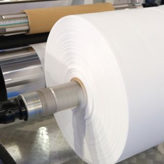 🧵✨ Od suroviny až po hotový výrobek Naše netkané textilie v návinu jsou základem pro výrobu víceúčelových utěrek a...