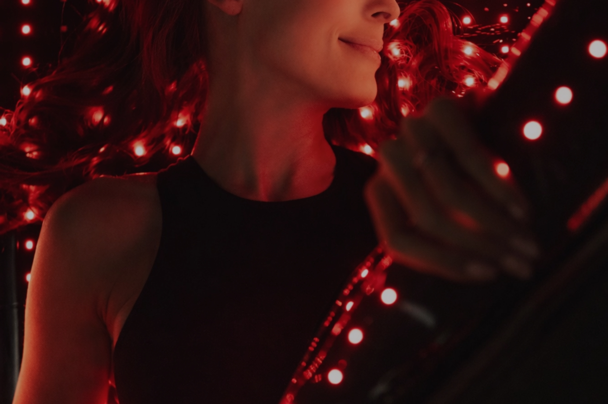 Žena v red light terapii FormBooty symbolizující klid, regeneraci a porozumění tělu