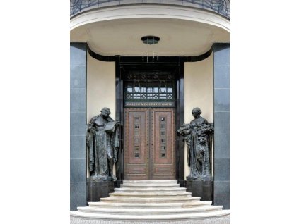 Budova galerie - hlavní vstup s bronzovými plastikami Ladislava Šalouna, alegorie Obchodu a Úrody - Pohlednice