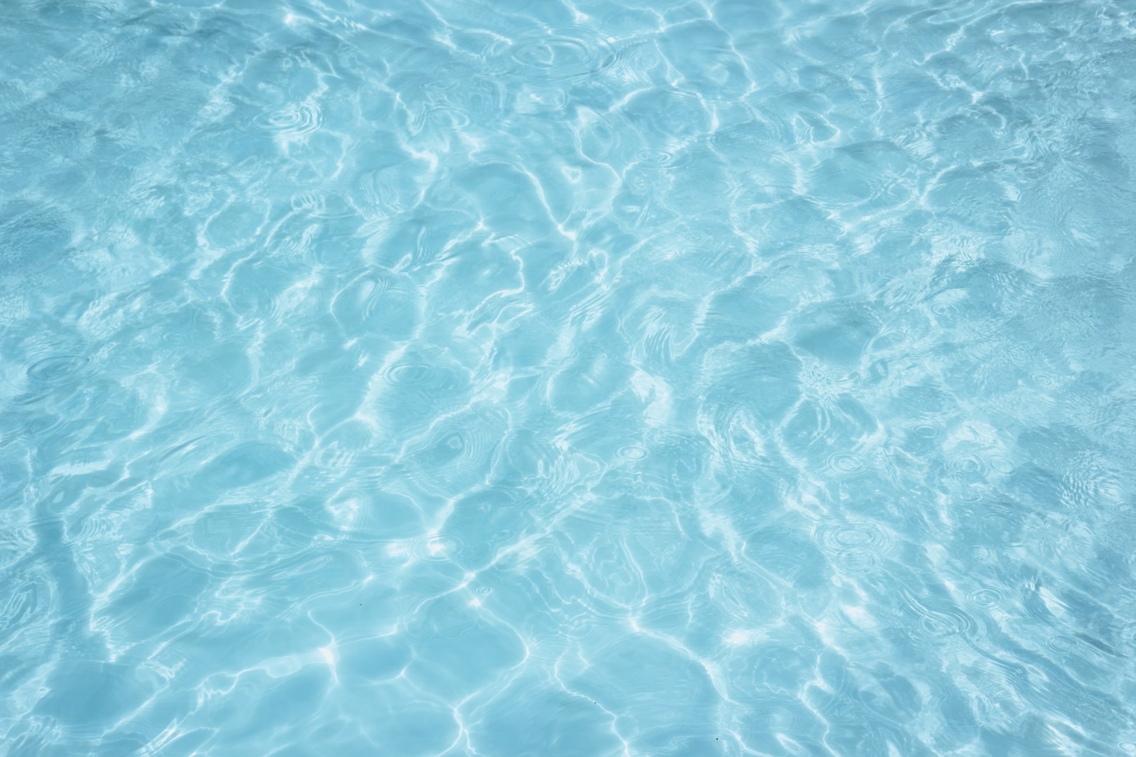 Průvodce: Typy a Způsoby Úpravy Bazénové Vody