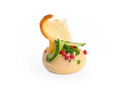bylinkovy hummus s okurkou a chlebovym chipsem