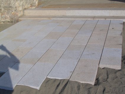 Dolnobřezinecká žlutošedá žula, pásová dlažba