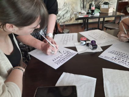 Introduction to calligraphy – writing with flat and sharp pens