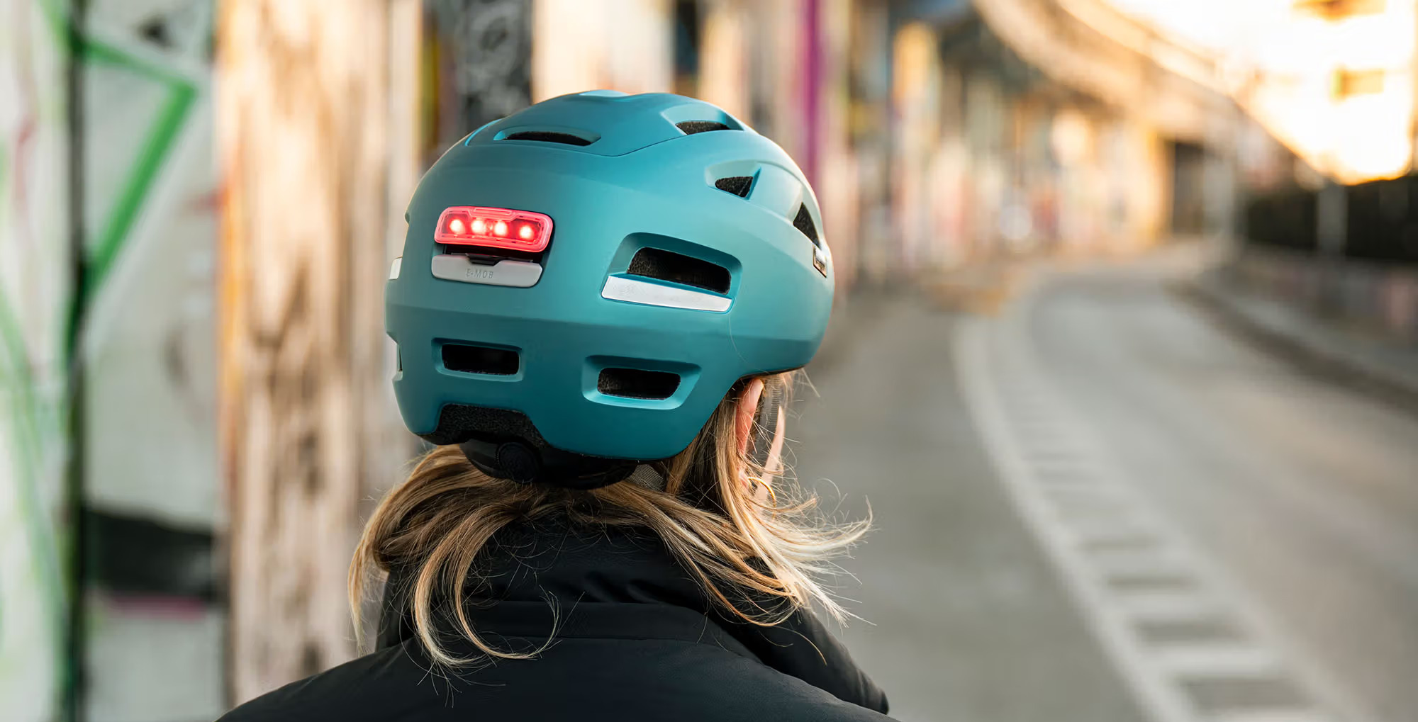 met-e-mob-urban-helmet-M153-rear-usb-led-light_crop