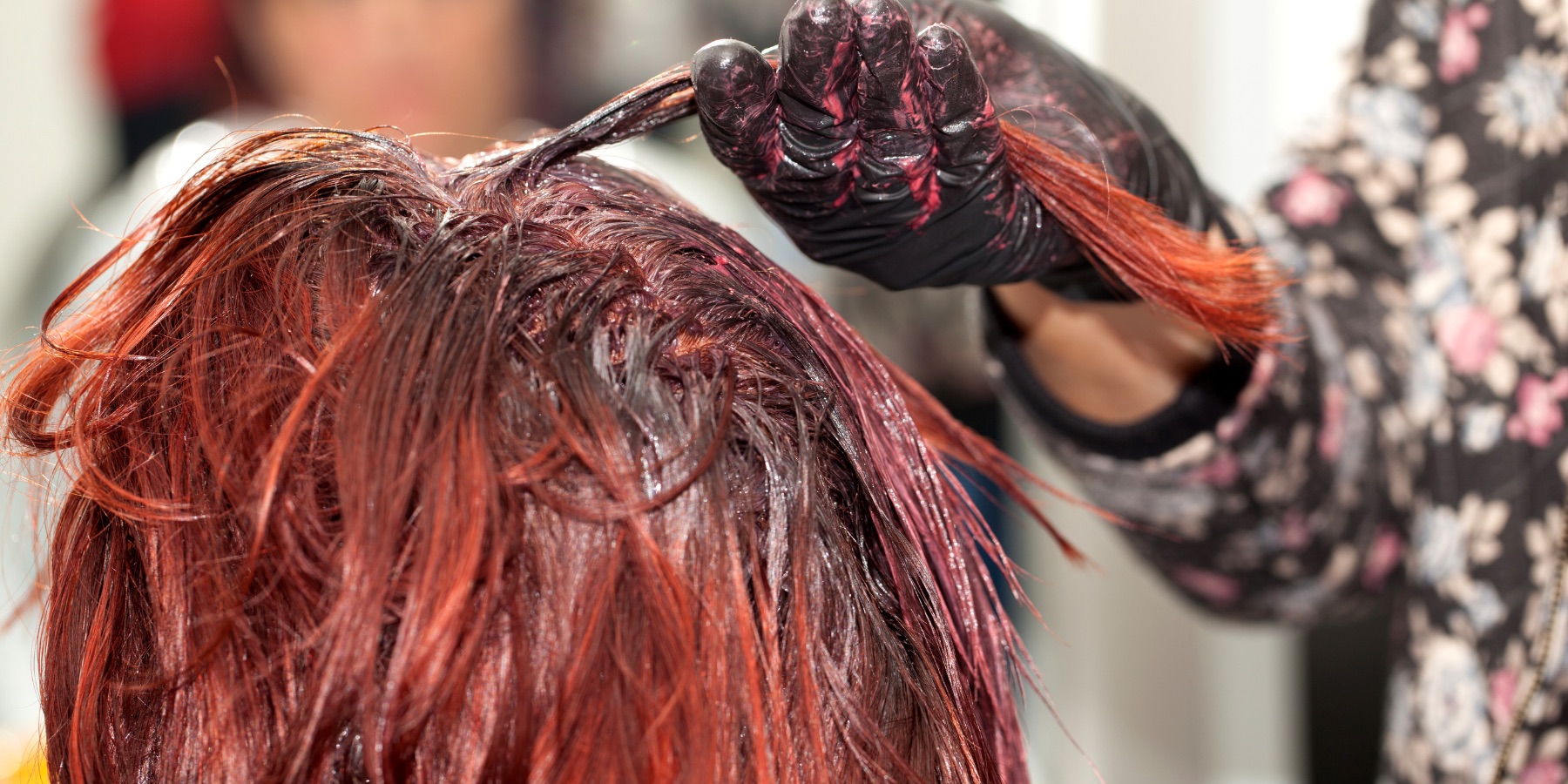 Chemická nálož, kterou pravidelně dostáváte od svého kadeřníka