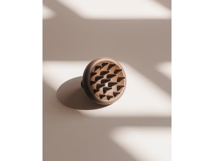 NATULIQUE SCALP BRUSH IN WINDOW SHADOW 4x5