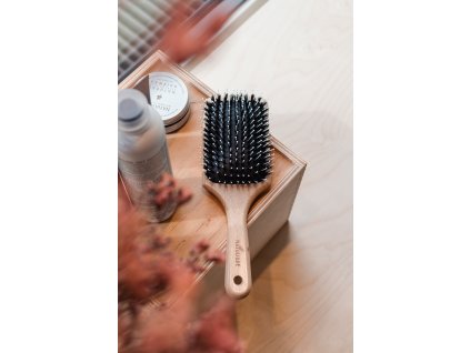 NATULIQUE PADDLE BRUSH IN SALON