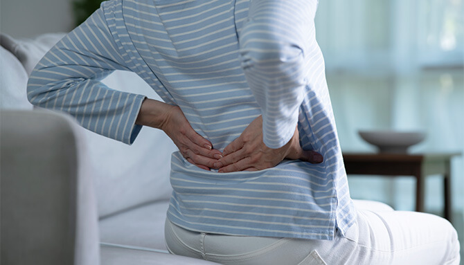 Bolí vás chrbát? Odpoveď môže byť v žalúdku. Alebo v emóciách.