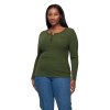 PGA JPG 2023 imc pga fw23 apparel onmodel 2833427 WOMENS MARL SCRIPT HENLEY LS TEE GREEN L