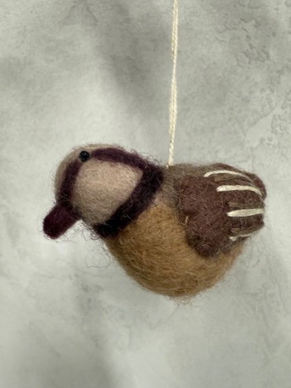 Plstěný ptáček hnědý
