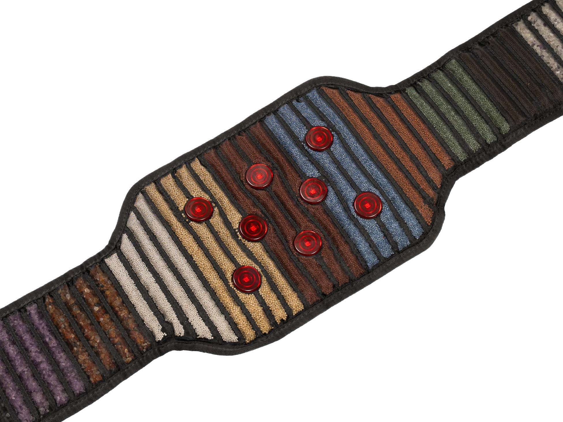 Zapnuté IORI Slim & Recovery Belts s ovládacími jednotkami