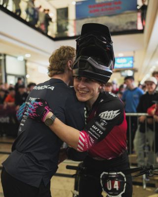 Zimní bikový svátek v podobě závodu v obchoďáku je zapsán do historie. A my jsme si ho pořádně užili. 🤘 Startovka byla...