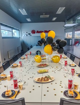 Pro naše věrné klienty z Auto Heller připravujeme každý měsíc čerstvé občerstvení na míru. 🍽️🥂 Balónky, sladké i slané...