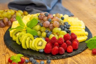 Barevná exploze chutí, která osvěží tělo i mysl! 🤩 Naše ovocná mísa je plná čerstvého sezónního ovoce, pečlivě vybraného...