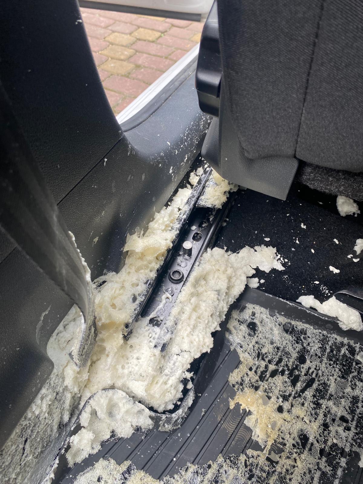 Exploze montážní PUR pěny v autě