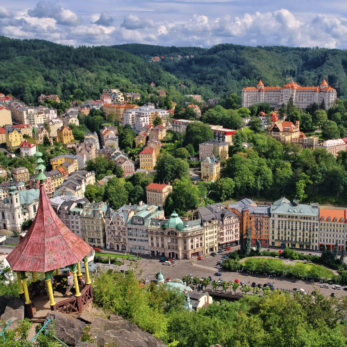 Tajemství karlovarských lesních stezek: Proč byla chůze součástí lázeňské léčby