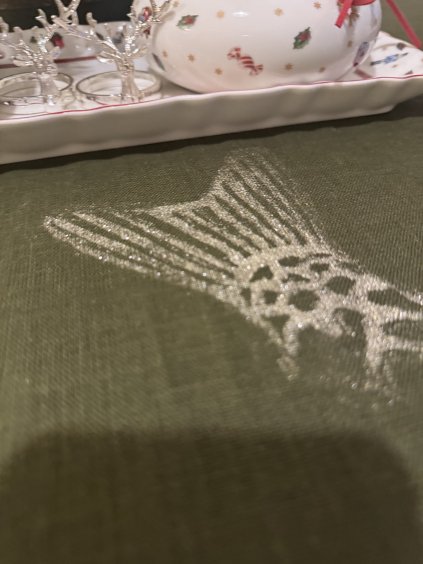 UBRUS LNĚNÝ OLIVOVÝ S PLATINOVÝM TISKEM 150 x 250 cm