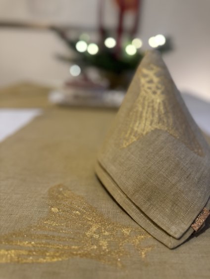 PROSTÍRÁNÍ/UBROUSEK PÍSKOVĚ ZLATÝ SE ZLATÝM TISKEM 33 x 33 cm