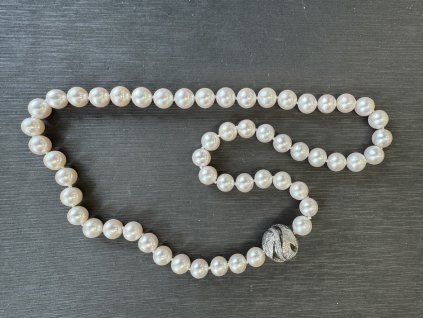 Náhrdelník ze sladkovodních perel 8 - 8,5mm, se stříbrným uzávěrem.