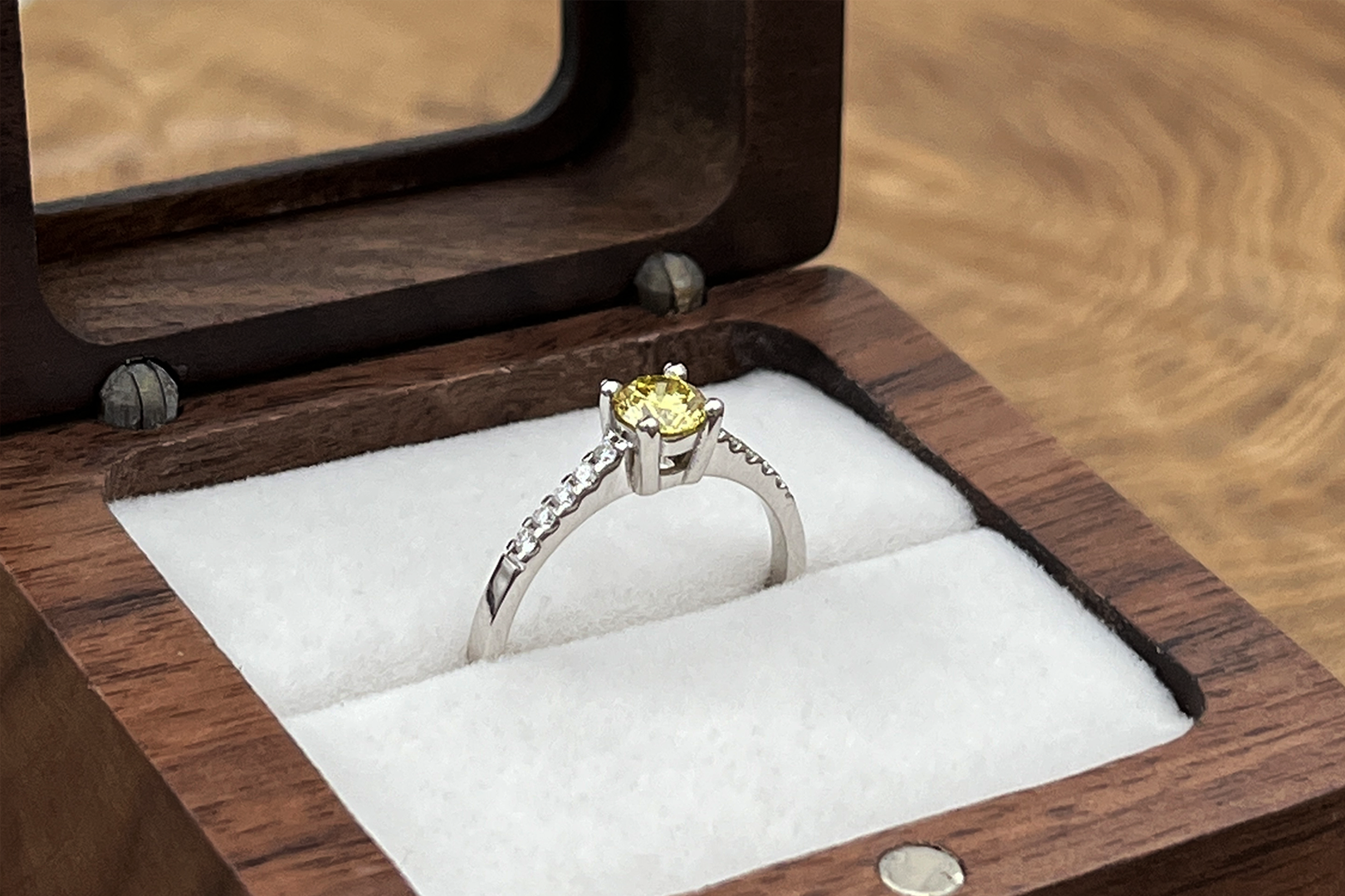 Jak vybrat ten pravý zásnubní prsten?