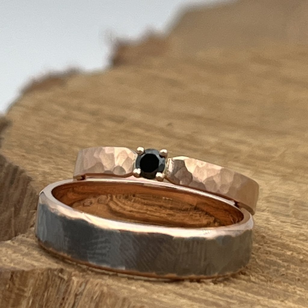 SNUBNÍ PRSTENY - dámský prsten s černým briliantem a pánský v černém rhodiu - bouchaný styl