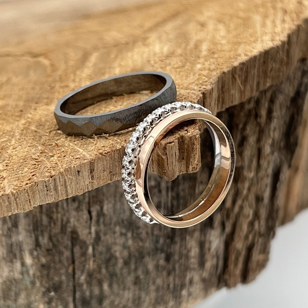 SNUBNÍ PRSTENY - dámský prsten kombinovaný s brilianty a pánský broušený v černém rhodiu