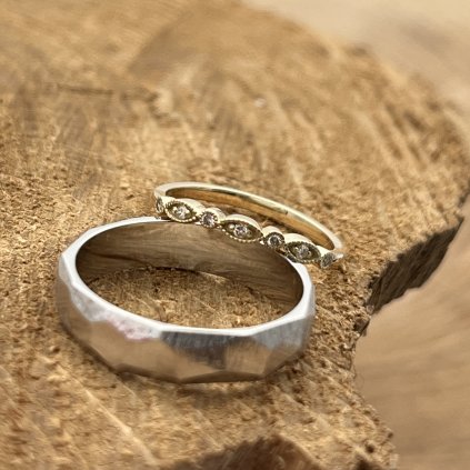 SNUBNÍ PRSTENY - jemný dámský zdobený prsten markýzovými lůžky s malými brilianty, pánský s hranatými plochami