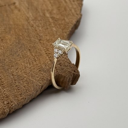 Prsten - LUMIERE - GIA DIAMANT s malými bílými brilianty