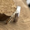 SNUBNÍ PRSTENY - jemný dámský zdobený prsten markýzovými lůžky s malými brilianty, pánský s hranatými plochami