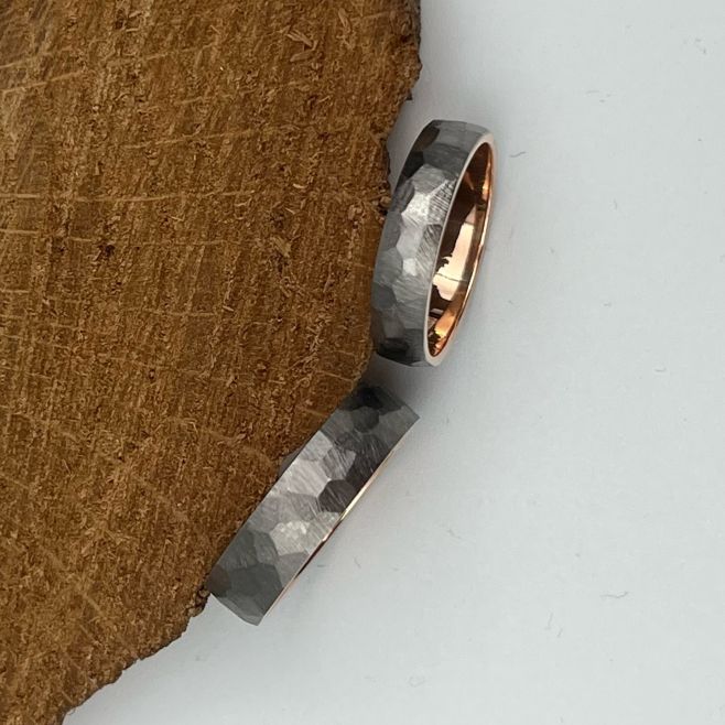 Ručně pilované snubní prstýnky v růžovém zlatě v černém rhodiu 🖤 To jsou #klenotyzlasky #remeslneklenotnictvi #snubniprsteny