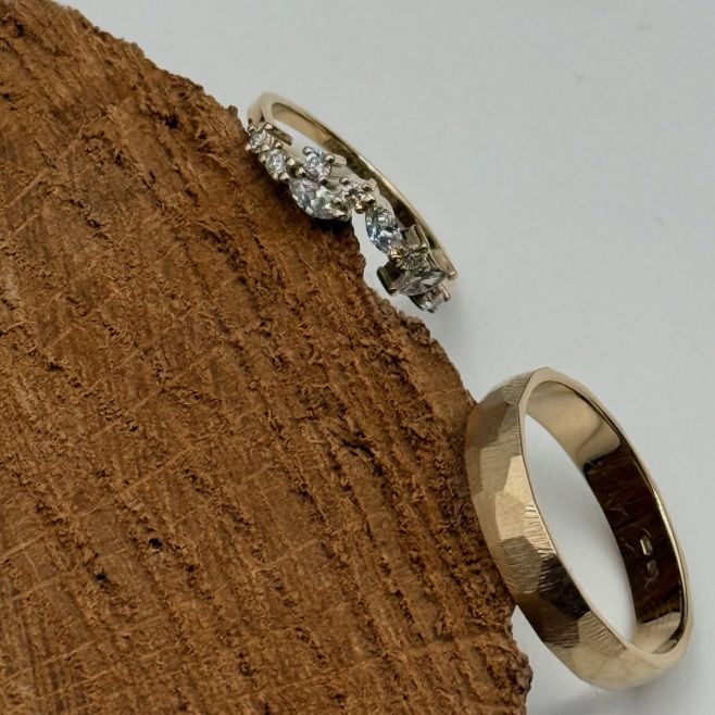 Nový model snubních prstenů začíná být v kurzu 🤍 Líbí se Vám taky tak moc jak nám? To jsou #klenotyzlasky...